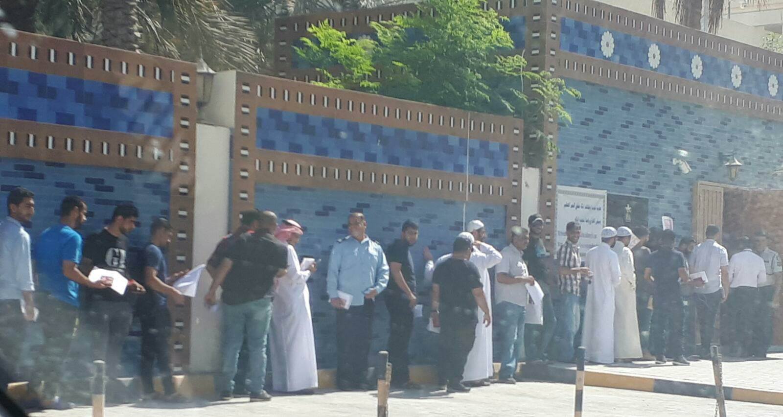 بالصور:طابور خارج مبنى السفارة العراقية بالمنامة بانتظار الدخول لتاشيرات زيارة الاربعين
