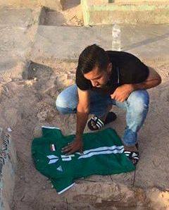 مصطفى ناظم يضع قميص المنتخب الأولمبي عند قبر والدته بعد عودته من ريو