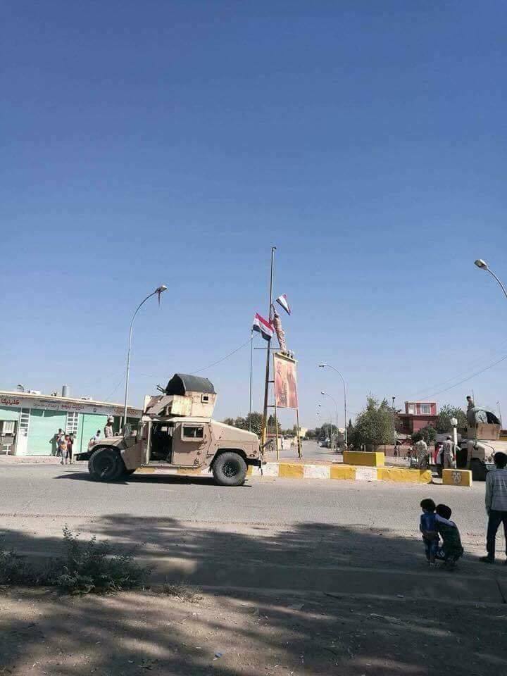 بالصور: انزال علم الاقليم ورفع العلم العراقي في ناحية التون كوبري