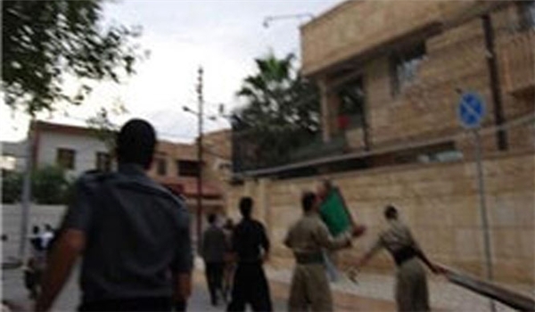 بالفيديو.. عصابات البارزاني تهاجم القنصلية الايرانية في اربيل وتنزل "العلم الايراني"