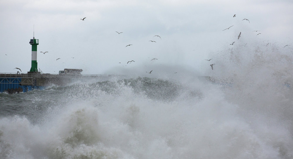 بالفيديو.. العاصفة برايان تضرب سواحل أيرلندا وبريطانيا وتلحق أضرارا مادية