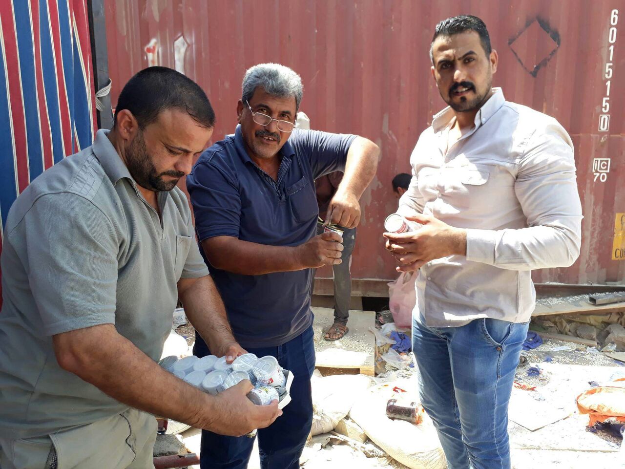 بالصور.. الصحة تتلف كميات من المواد الغذائية غير الصالحة للإستهلاك البشري في كربلاء