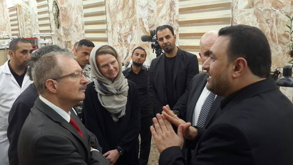 ممثل الامم المتحدة يزور العتبة الحسينية ويرفض تقسيم العراق ويشيد بدور السيستاني بحفظ وحدة البلاد