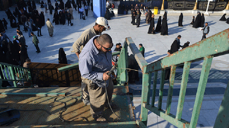 بالصور:كربلاء تنصب مجسرات حديدية مؤقتة لزوار الاربعين