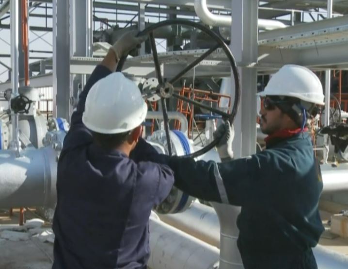 أسواق النفط تتحسن وبرنت يقترب من 60 دولارا للبرميل