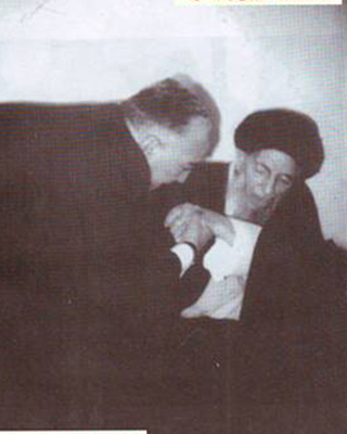 صورة ارشفية نادرة لوزير الخارجية الايراني وهو يقبل يد احد مراجع النجف الاشرف