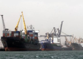 الكويت ترمي مخلفات بناء ميناء مبارك في قناة ام قصر