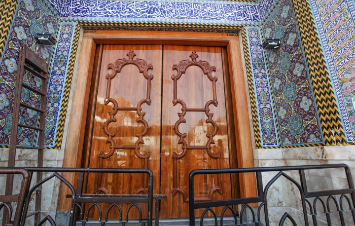 شاهد بالصور كيف انجز العراقيون ابواب صحن الامام الحسين من جهة باب الراس الشريف