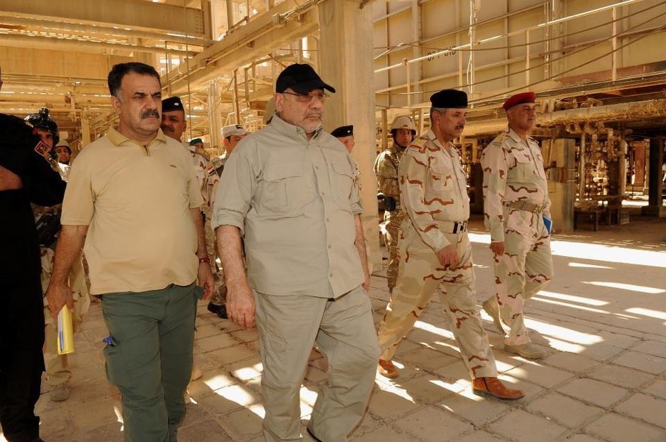 بالصور: وزير النفط عادل عبد المهدي يزور مصفى بيجي ويحيي المدافعين عنه