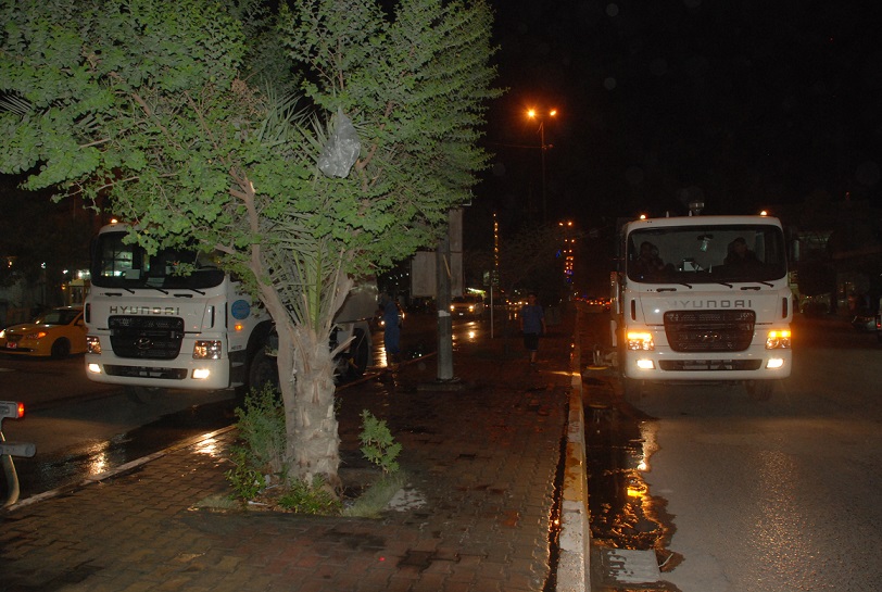 مديرية بلدية كربلاء تقوم بحملات ليلية لتنظيف وغسل الشوارع (مصور)