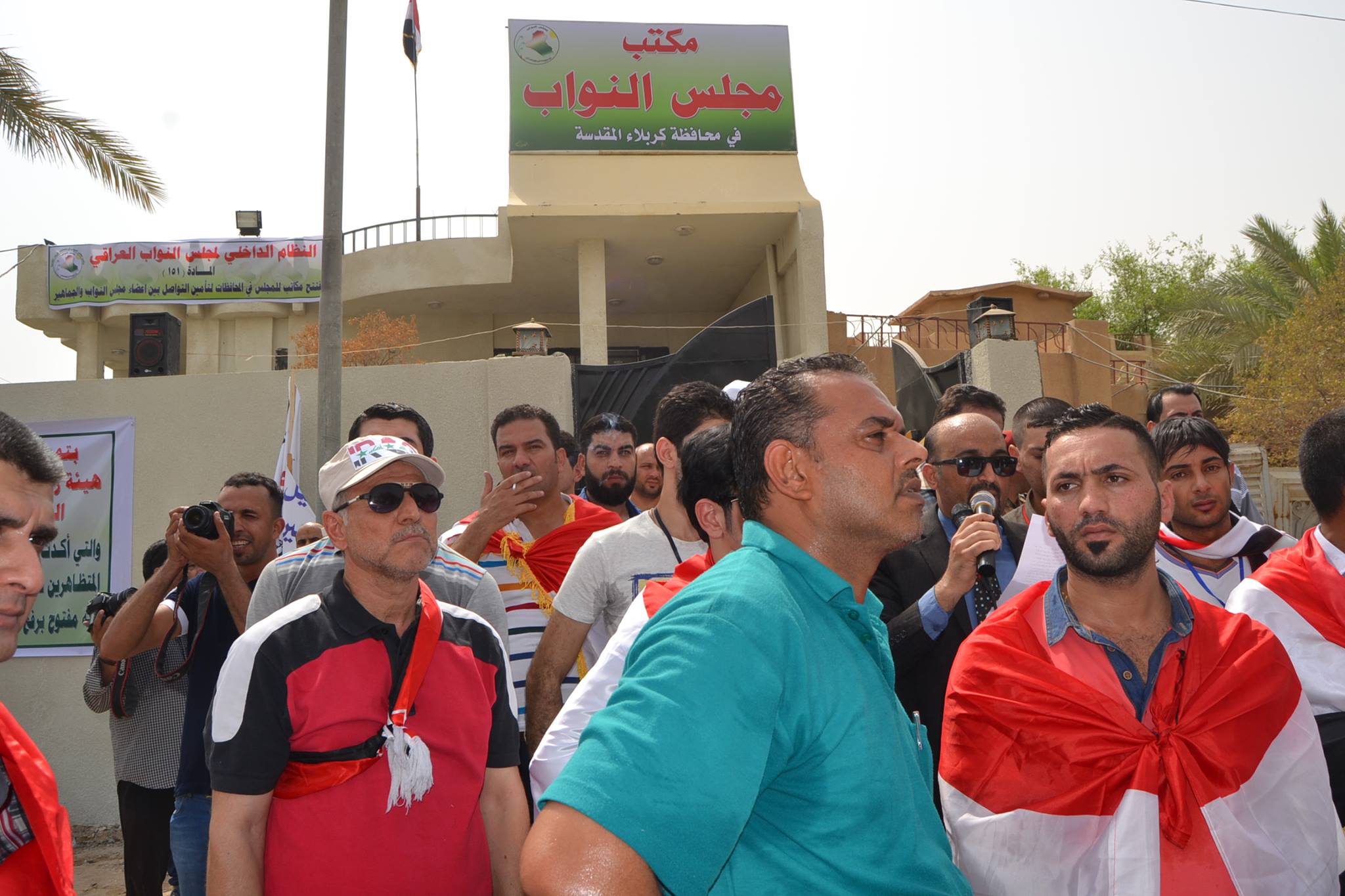 متظاهرون امام مبنى مجلس النواب في كربلاء يطالبون نواب المحافظة بتفعيل دورهم بالاصلاحات