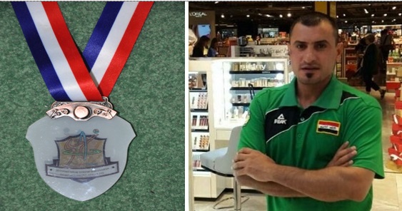 بالصور:لاعب كرة الطائرة عراقي يهدي ميدالية ذهبية حصل عليها مؤخرا الى متحف العتبة الحسينية