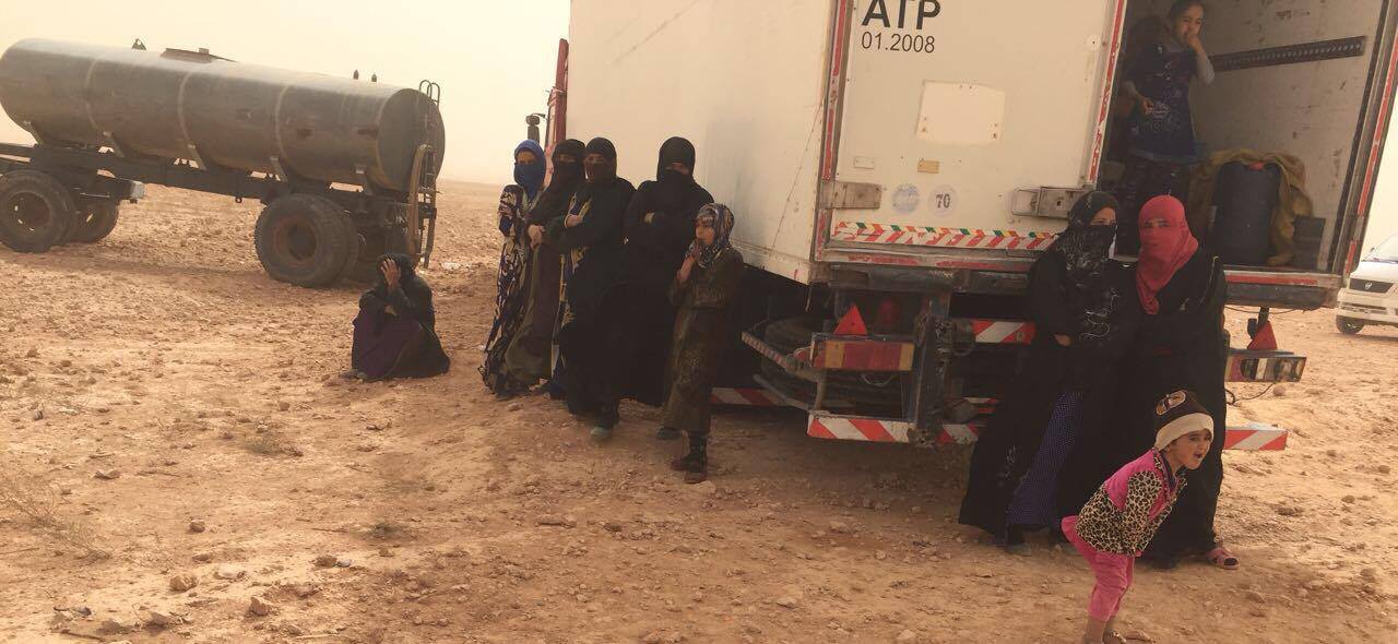 بالصور:الحشد الشعبي يستقبل عشرات العوائل النازحة من القائم ويوفر احتياجاتهم