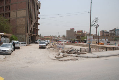 كربلاء: كتف احد الا نهر يتحول الى مرآب لوقوف السيارات مقابل جباية مالية (مصور)