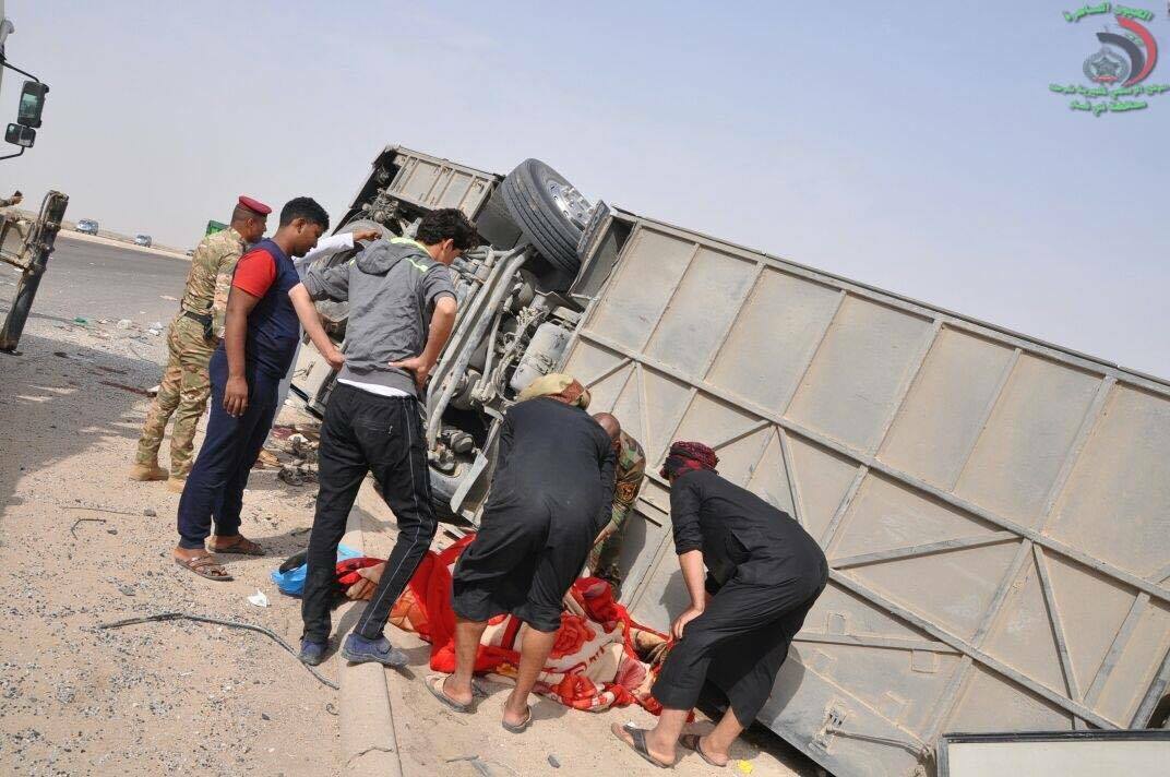 بالصور:مصرع وإصابة 15 زائر كويتي بانقلاب حافلة غرب الناصرية ‏