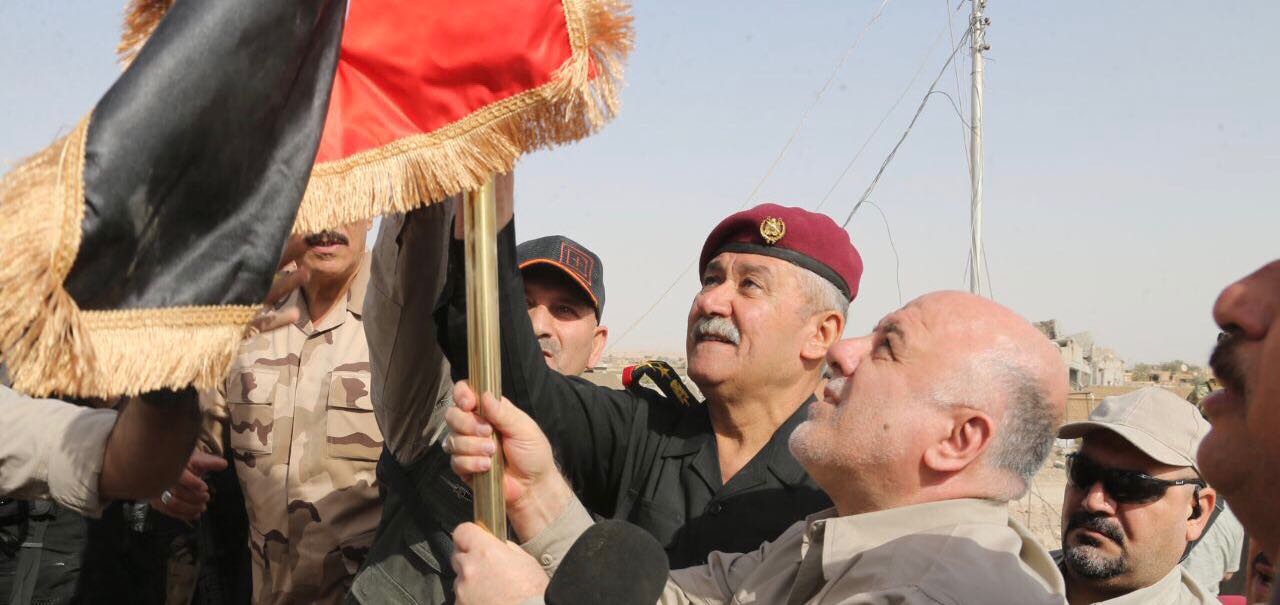 بالفيديو.. العبادي يرفع راية العراق على الحدود "العراقية - السورية"
