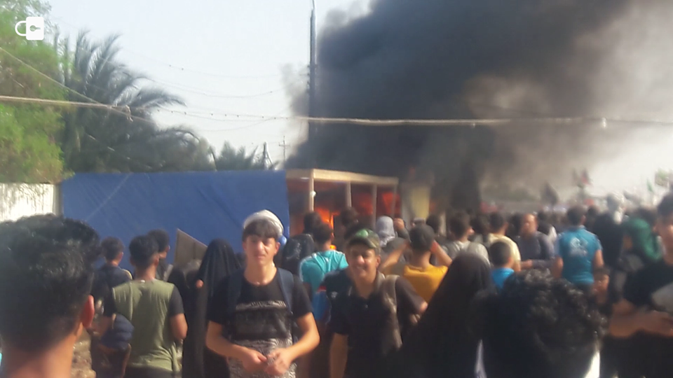 بالصور:حريق يلتهم احد المواكب الحسينية في الطريق بين كربلاء والنجف دون خسائر بشرية