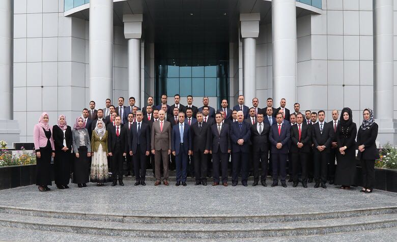 بالصورة.. 48 قاضياً يردّدون القسم إمام رئيس مجلس القضاء الأعلى للعمل في محاكم البلاد