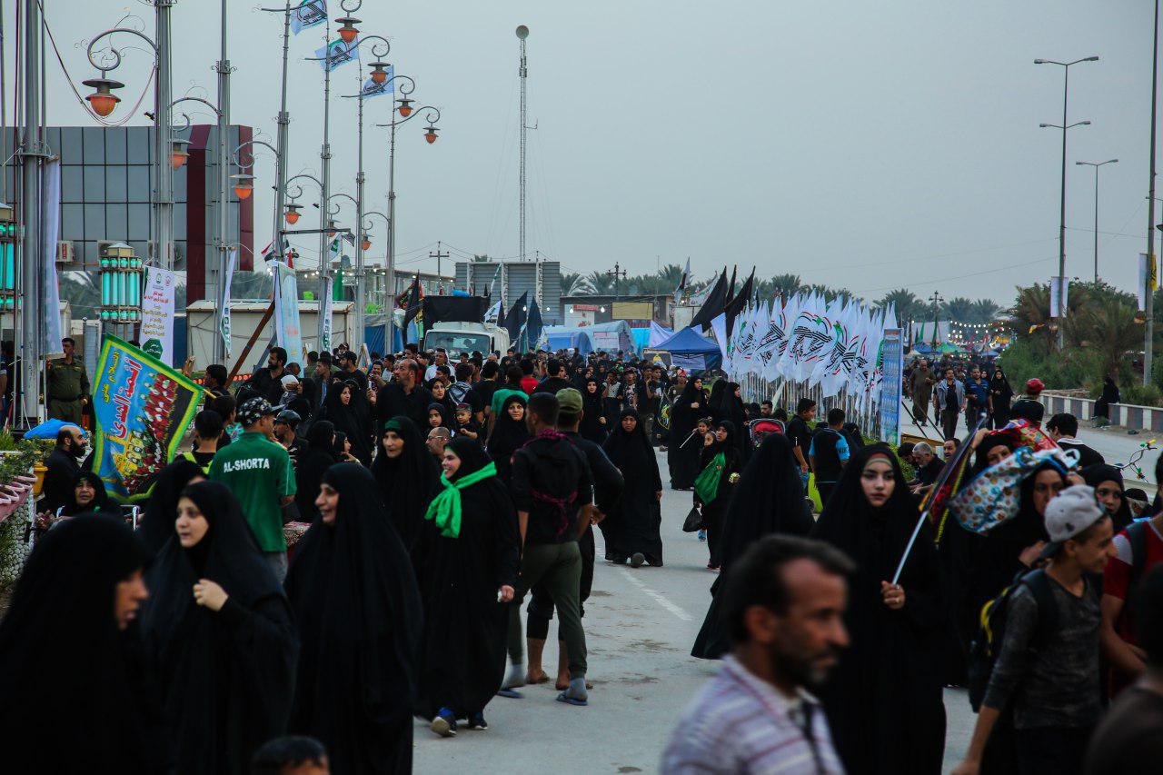 بالصور.. موجات بشرية هائلة تواصل المسير نحو كربلاء
