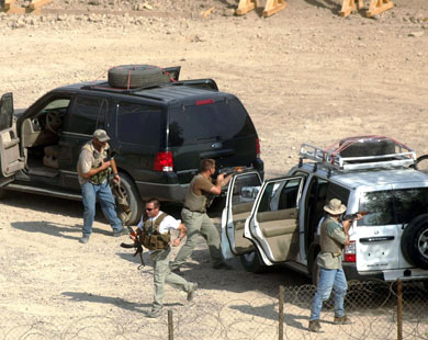 مصدر في الداخلية: عربات الشركات الأمنية المرتبطة بالأمريكان تنقل الأسلحة للإرهابيين