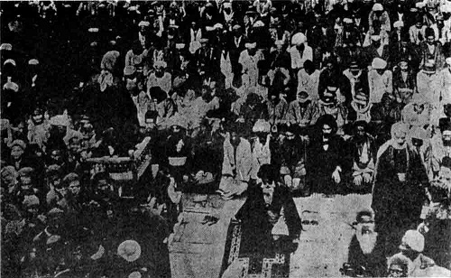 صورة ارشيفية نادرة للمرجع محمد حسن الشيرازي نزيل سامراء في المشهد الرضوي