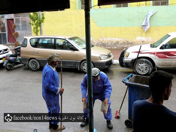 بالصور :رغم كبر السن .. رغم المطر .. عمال النظافة في كربلاء مستمرون في العمل
