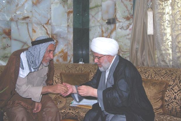 شاهد بالصور :ممثل المرجع السيستاني  يهدي محبسه الى احد ابطال آمرلي