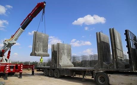 تركيا تبني جدارا على حدودها مع سوريا