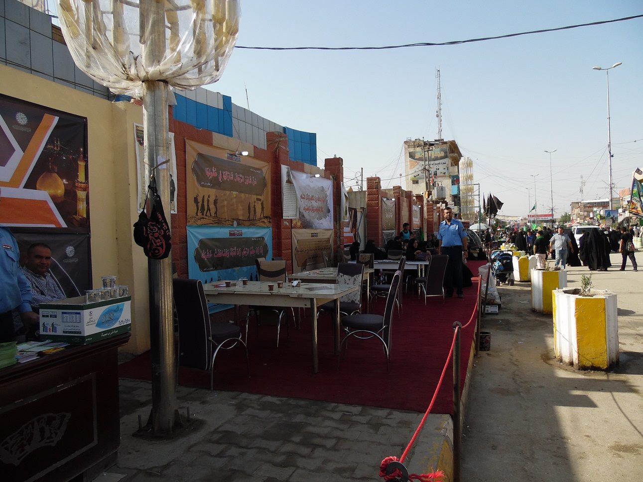 شرطة قضاء الهندية في محافظة كربلاء تقيم موكب خدمي وثقافي وتشترك مع عمال البلدية في تنظيف المدينة (مصور)