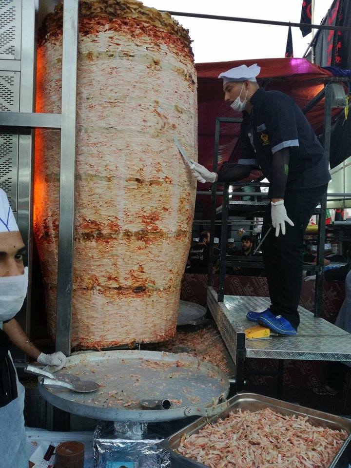 مضيف العتبة الحسينية يعد اكبر (شيش شاورما) يزن أكثر من 3 طن ويقدمه لزائري الاربعين