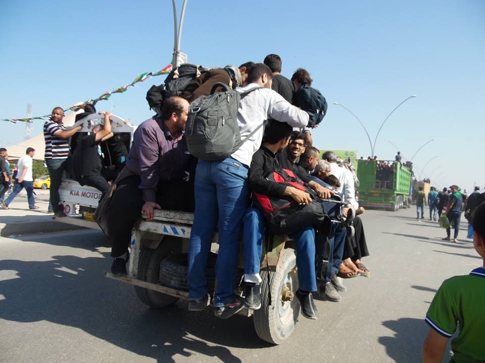 بالصور: المدخل الشرقي لمحافظة كربلاء يشهد ازمة نقل وتكدس للنفايات في الشوارع