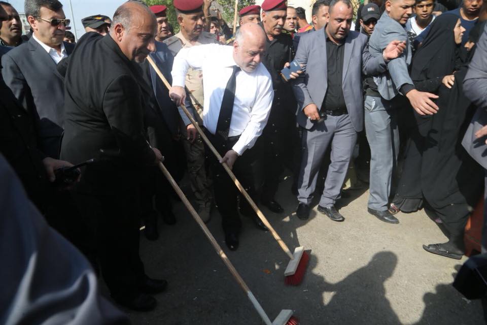 بالصور.. العبادي يشارك برفع النفايات مع المتطوعين بكربلاء