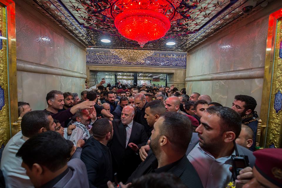 بالصور:العبادي يؤدي مراسيم زيارة مرقد الامام الحسين عليه السلام