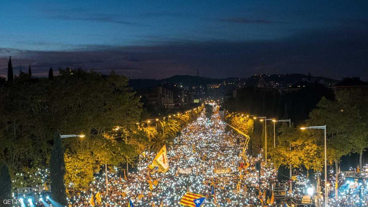تظاهرات ضخمة ببرشلونة للإفراج عن المسؤولين الانفصاليين