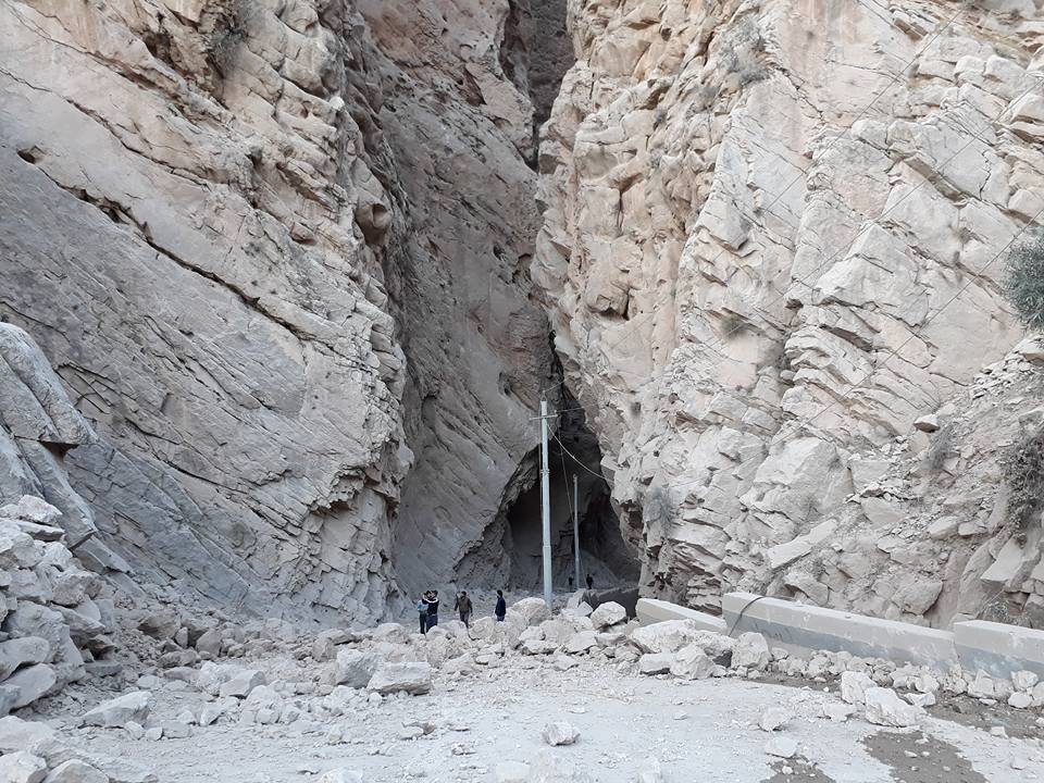 بالصور.. جبال متلاصقة وصخور متناثره بعد الزلزال في شمال العراق