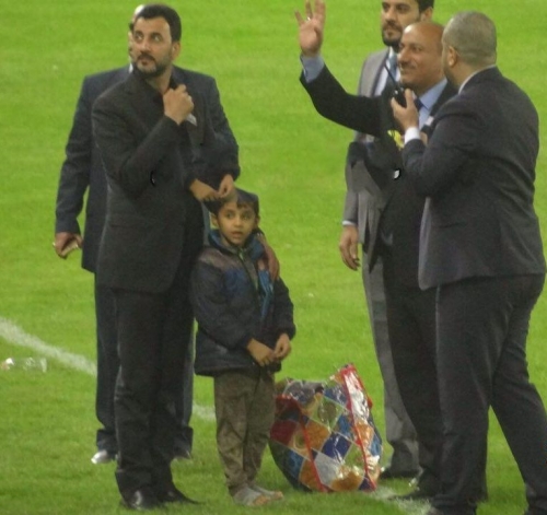 كربلاء:طفل يبيع الأعلام يكرمه وزير الشباب قبل ودية العراق وسوريا