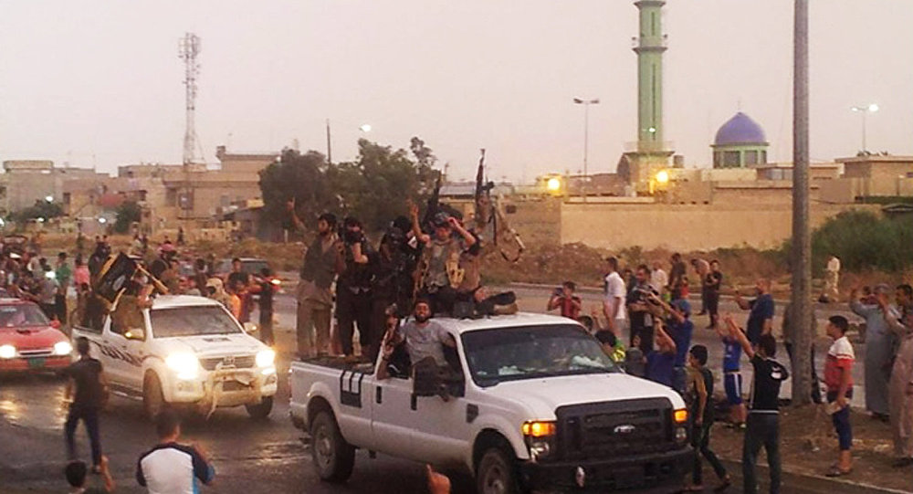 الدفاع الروسية تنشر صورا حقيقية لقافلة "داعش" المتجهة نحو الحدود العراقية