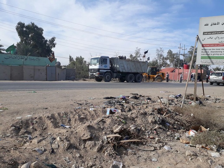 بالصور:بلدية كربلاء تقوم بحملة كبرى لتنظيف مداخل المدينة