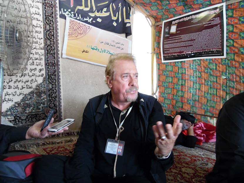 ما هي قصة الدكتور العراقي المغترب الذي يقدم هدايا للزائرين المتوجهين إلى كربلاء في أربعينية الإمام الحسين عليه السلام (مصور)