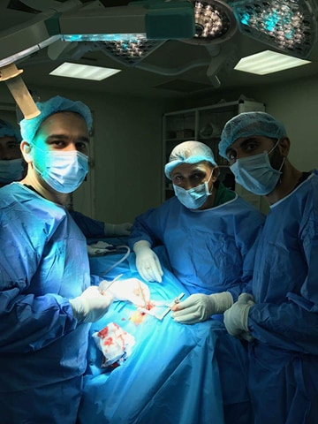 كربلاء:عملية جراحية مُعقَدة ونادرة تُعيد الحركة لمريض مُصاب بشلل الاطراف العليا والسفلى