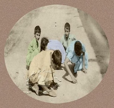 صورة ارشيفية نادرة للعبة الدعابل لاطفال عراقيين