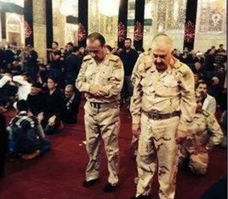 صورة من داخل الحرم الحسيني لضباط من كافة اطياف المجتمع العراقي يؤدون الصلوات بعد حمايتهم لزوار عاشوراء
