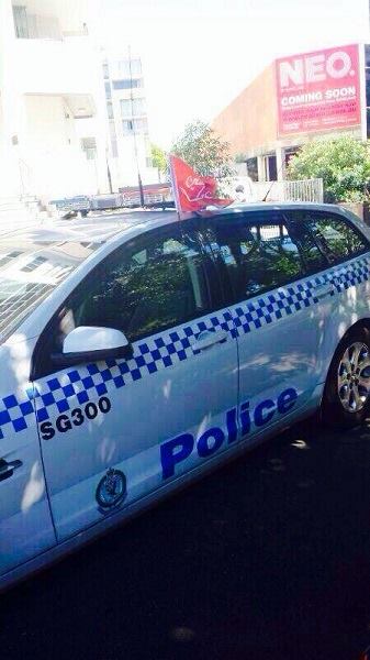 بالصورة : احدى سيارات الشرطة الاسترالية ترفع راية الامام الحسين عليه السلام