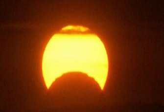 كسوف نادر للشمس في أفريقيا وأوروبا وأمريكا