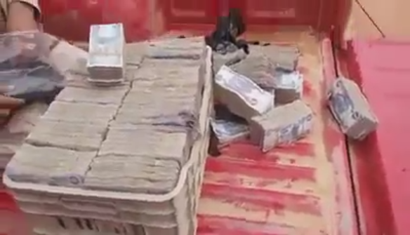 بالفيديو: القوات الأمنية تضبط رواتب متوجهة لداعش وتعتقل احد عناصرها