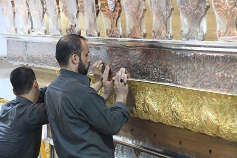 بالصور:الشباك الجديد للمولى ابي الفضل العباس (عليه السلام )يزدان بالافريز الذهبي.