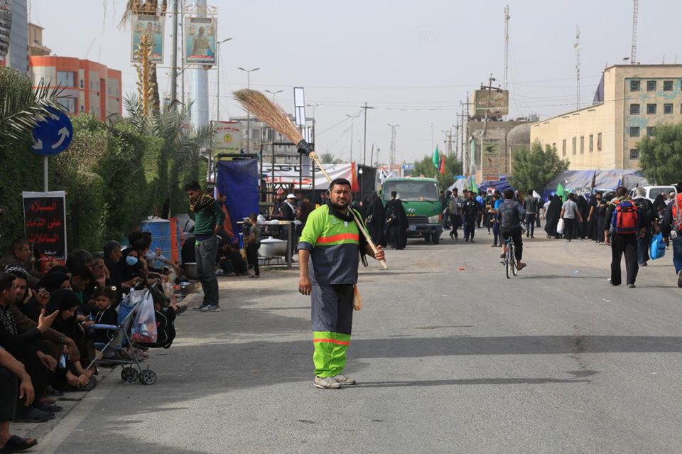 بالصور :زوار ايرانيون ينظفون شوارع كربلاء وينقلون الزوار المرضى بالعربات