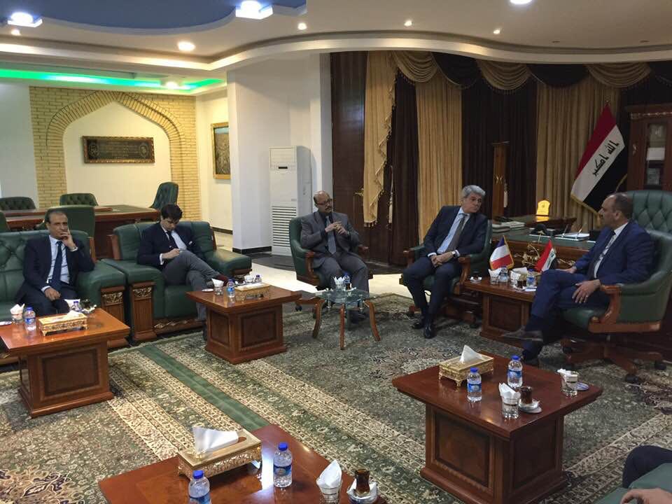 السفير الفرنسي يزور النجف ويتجول بالمدينة