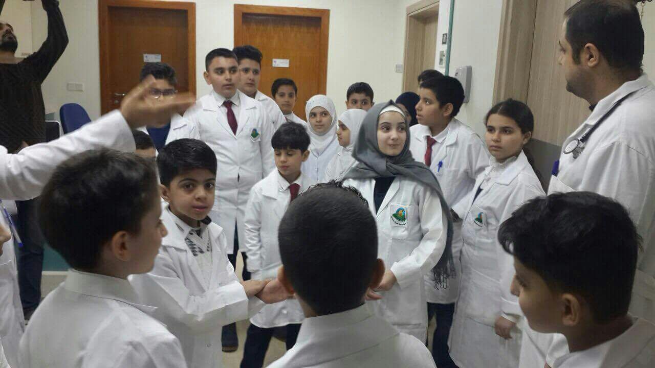 بالصور:مدرسة ابتدائية في كربلاء تطبق خطة تنموية تحفز تلاميذها على رسم مستقبلهم المهني بشكل علمي