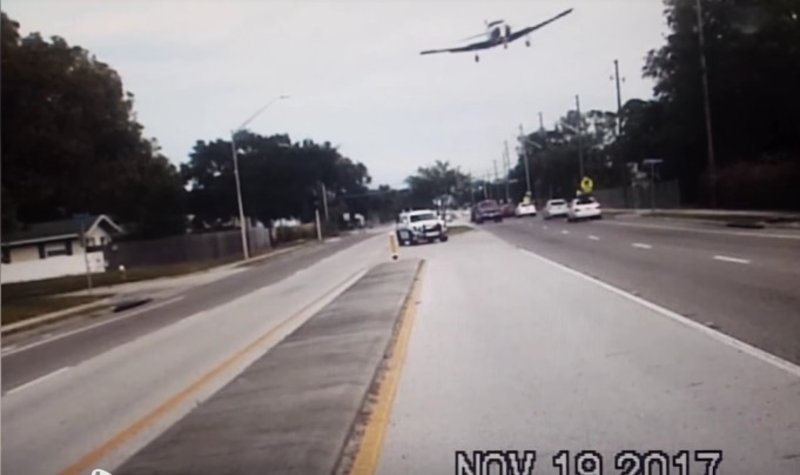 بالفيديو.. لحظة سقوط طائرة أمريكية على طريق للسيارات